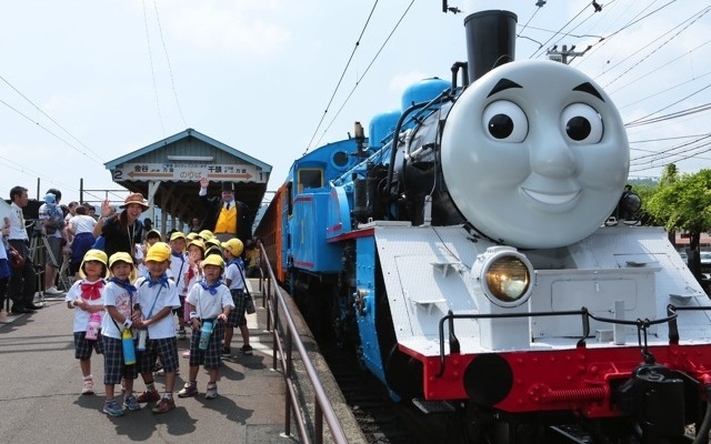 「トーマス」の意匠が施された大井川鐵道のC11 227。来年も6月から10月にかけて運転される。