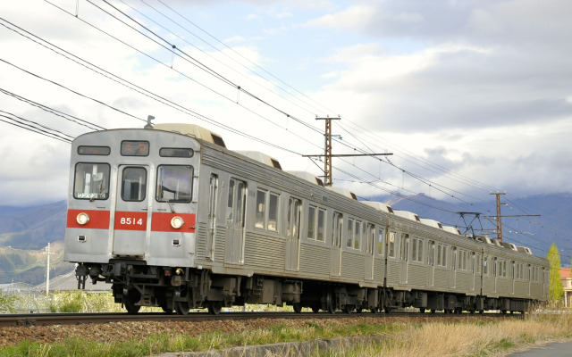 長野電鉄では来年1月1～3日の期間中、小学生が同社の鉄道全線を無料で利用できるようにする。写真は普通列車で使われている8500系。