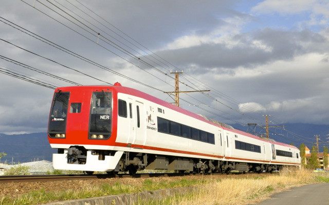 長野電鉄の初詣臨時列車は旧JR東日本253系の2100系「スノーモンキー」で運転。通常運賃で利用できる。