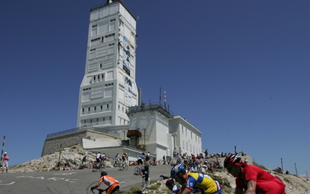ツール・ド・フランスの魔の山モンバントゥーもこの時期は極寒の様相