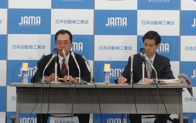 日本自動車工業会の池史彦会長（左）