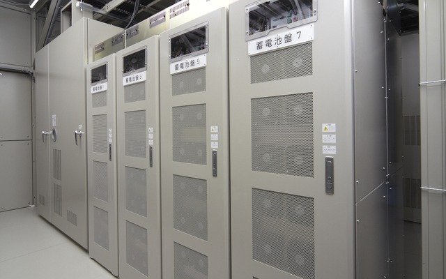 東芝が東武鉄道に納入した回生電力貯蔵装置（TESS）。運河駅構内に設置され、12月22日から稼働する予定。