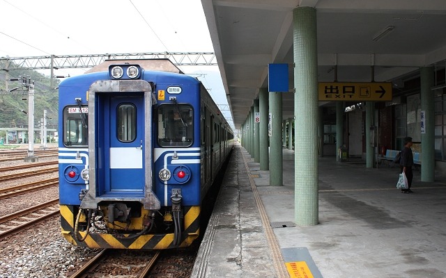 山陽電鉄は台湾の宜蘭線と姉妹鉄道協定を締結する。写真は宜蘭線の終点・蘇澳駅で発車を待つ区間車（日本の普通列車に相当）。