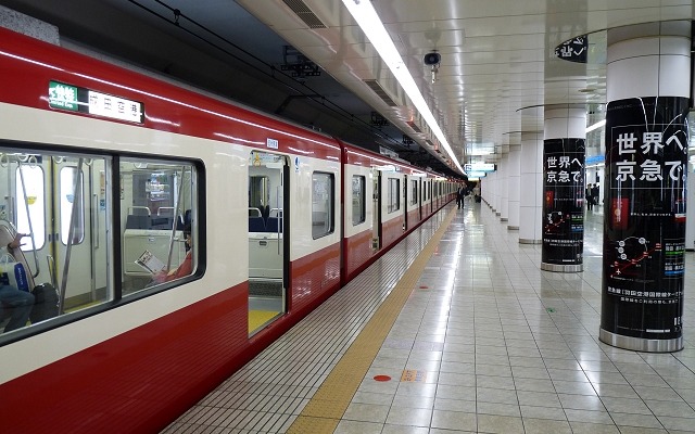 羽田空港の地下に設けられた京急空港線の羽田空港国内線ターミナル駅。12月24日からは空港線トンネル内の駅間でも携帯電話が利用できるようになる。