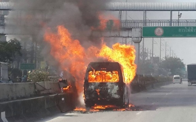 バンコク郊外で乗り合いバン炎上　けが人なし