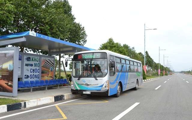 ベカメックス東急バスが運行する「KAZE SHUTTLE」。ビンズン省の旧省都市街地と新都市を結ぶ。