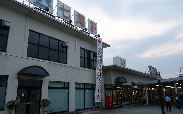 JR七尾線の七尾駅。同線は分岐点の津幡駅を含む北陸本線の金沢以東が第三セクター化されるため、他のJR線との直接の接続がなくなるが、「青春18きっぷ」は経営移管後の金沢～津幡間を通過利用できる特例を設ける。