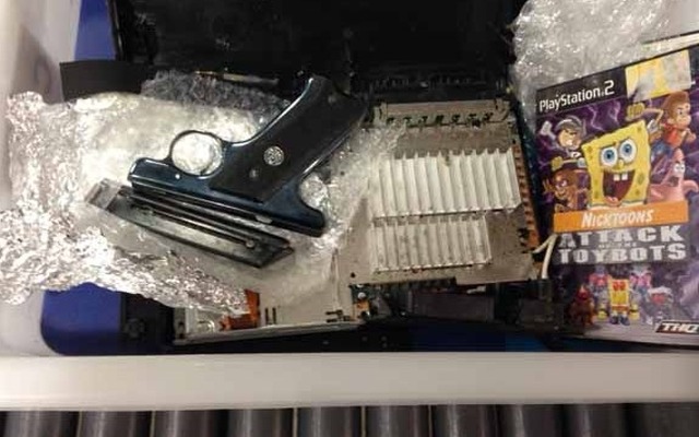 PS2の中に銃を隠して密輸しようとした男、NYの空港で捕まる