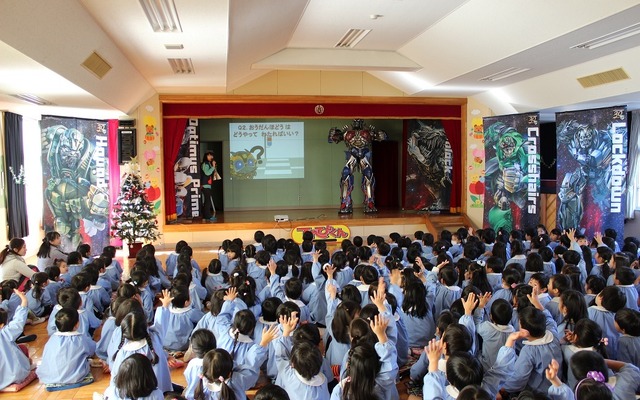 園児興奮、オプティマス・プライムが千葉の幼稚園にサプライズ訪問(C) 2014 PARAMOUNT PICTURES. ALL RIGHTS RESERVED. HASBRO, TRANSFORMERS and all related characters are trademarks of Hasbro. (C) 2014 Hasbro. All Rights Reserved.