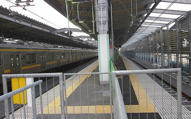 川崎方から見た下りホーム。現在は2番線（左）のみ使用しているが、来年3月から1番線の使用も開始する。