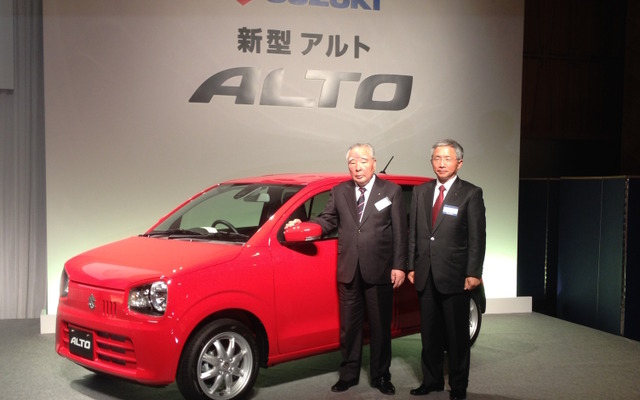 スズキ 新型アルト 発表会に出席した鈴木修会長兼社長（左）