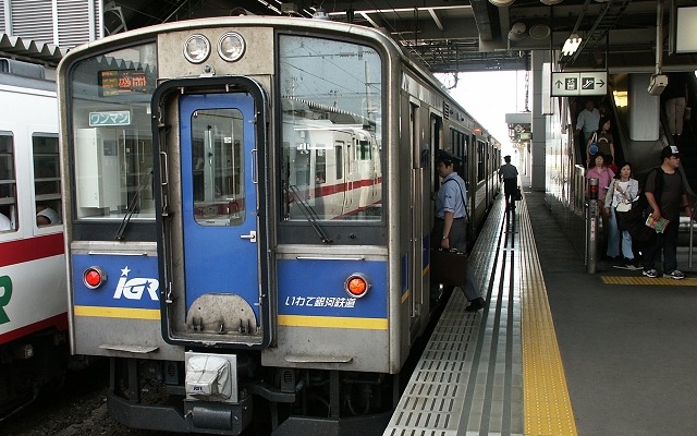 IGRいわて銀河鉄道は来年3月のダイヤ改正で盛岡駅での接続改善などを実施する。写真はIGRいわて銀河鉄道のIGR7000系電車。