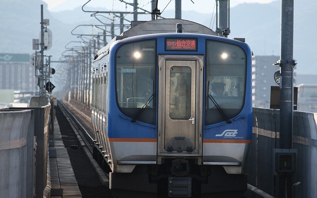 2015年春のダイヤ改正で、午後の一部時間帯で列車間隔の均等化が図られる仙台空港鉄道。