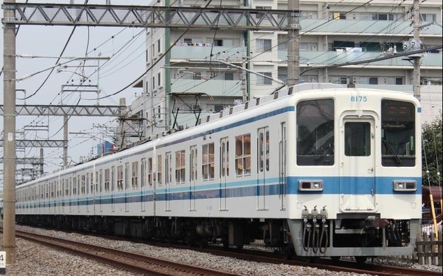 現行カラーの8000系。8000系は、東武東上線池袋～小川町間からは2015年1月17日限りで撤退する。