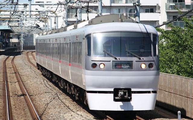 西武は新年会シーズンにあわせ1月の金曜深夜に臨時特急を運転する。写真は池袋駅を発着する特急レッドアロー『ちちぶ』。