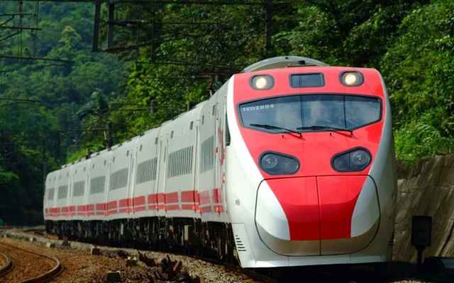 日本車両と住友商事が16両を追加受注したと発表した、台湾向けの車体傾斜式電車TEMU2000型「プユマ号」