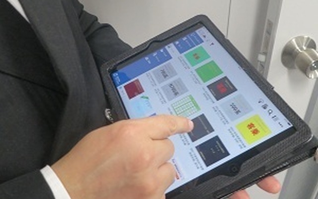 JR西日本は来年から、新幹線の全乗務員に「iPad」を携帯させると発表。乗客への案内やマニュアルなどの電子化による異常時対応能力向上などに役立てる