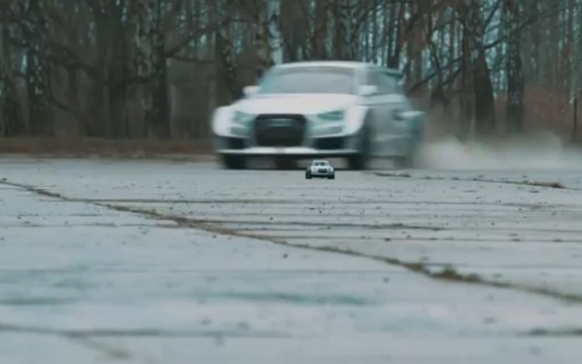アウディ S1 のラリーレーサーが、ラジコンカーと対決