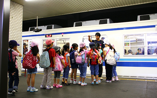 船橋駅で子どもたちの乗車を待つ東武野田線8000系（6両）