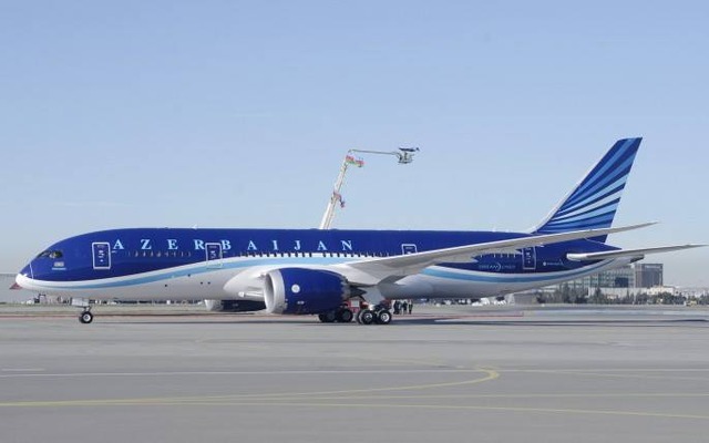 アゼルバイジャン航空、787ドリームライナー初号機を受領（1）