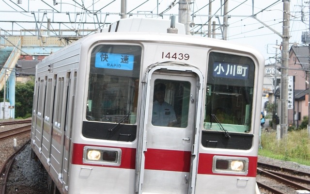 東武初のATCが来年1月から東上線川越市～小川町間で使用を開始することが決まった。写真は今回のATC導入区間の坂戸駅に入線する東上線の電車。