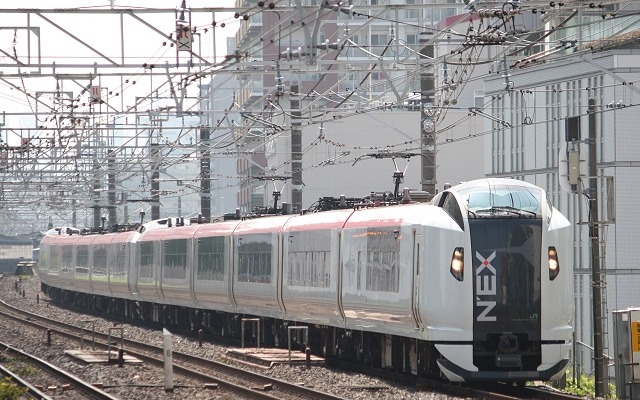 訪日客向けに発売している『成田エクスプレス』の片道割引切符は3月14日から往復券に変わる。写真は総武本線を走る『成田エクスプレス』。