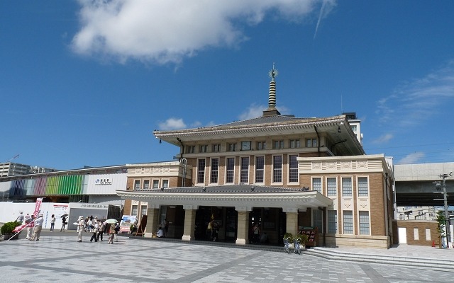 関西本線の王寺・奈良・伊賀上野3駅は受験生の応援企画として車輪空転防止用の砂を1月9日に配布する。写真は奈良駅。
