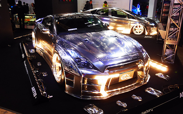 高級カトラリーのような輝きを放つルーフコーポレーション（名古屋市）の「2015Ver R35GT-R」