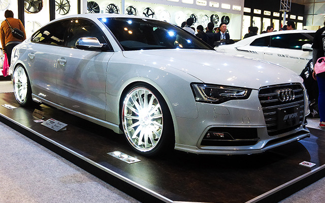 ワーク（WORK）は、2015年モデルを中心に、GNOSIS、ZEAST、WORK SION CONCEPT MODELなどを展示（東京オートサロン2015／幕張メッセ）