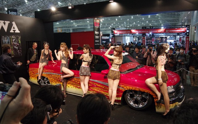 毎年、過激なコンパニオンの登場で話題となるアイワ（東京オートサロン15）