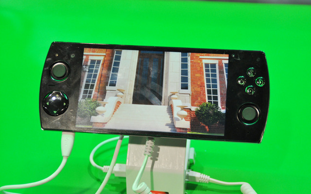 中国のMVNO・Snailが展示したゲーム機一体型のスマホ「W3D」