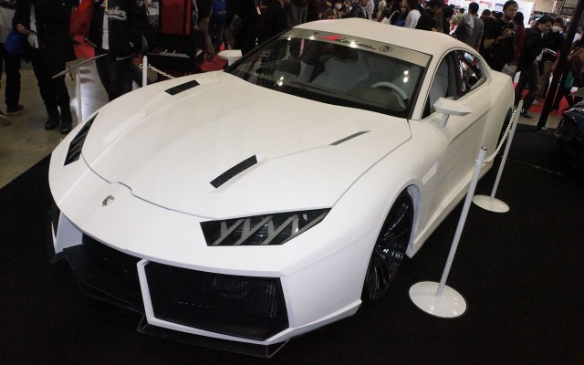 東京ソックスの3ブランドがアウディRS7をランボルギーニ エストーケに改造（東京オートサロン15）