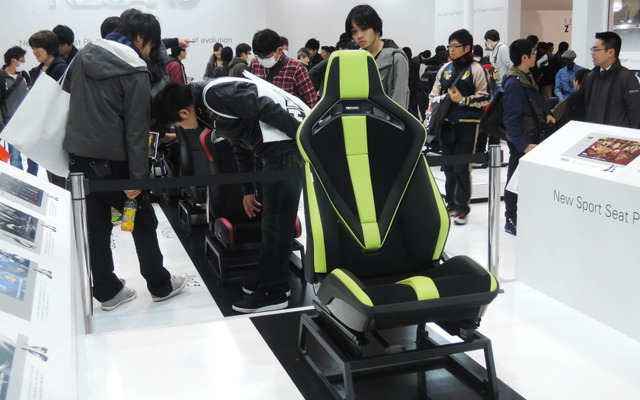 コンセプトシートの後方に歴代スポーツシートが並ぶ