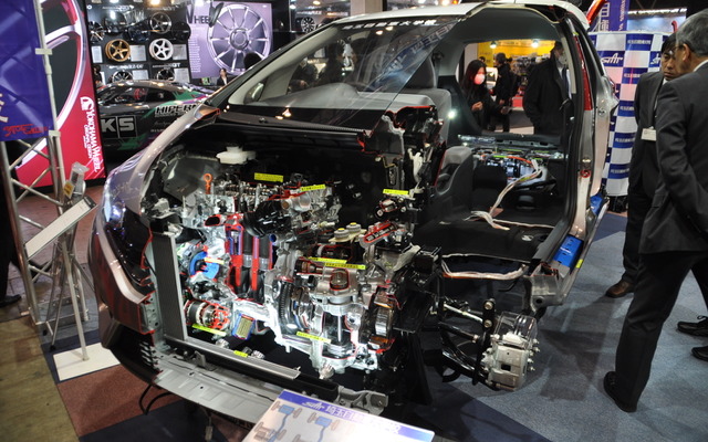 埼玉自動車大学校が展示したホンダ「フィットHV」のカットモデル