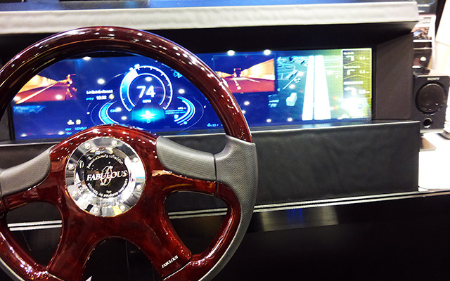 オートモーティブワールド2015（東京・有明）で、メータークラスタとインフォメーション表示が一体となった横一面の高輝度マルチディスプレイを展示したエイチアイ（東京・目黒）