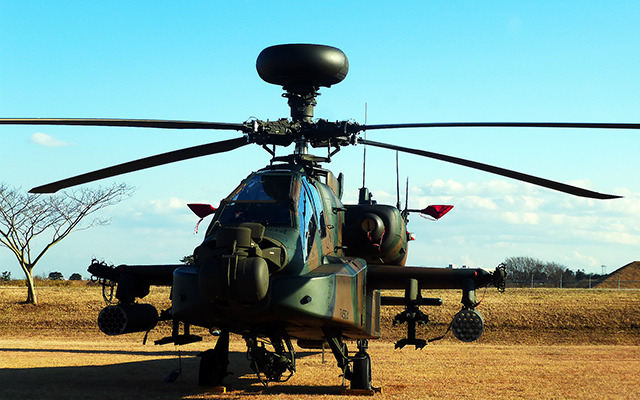 ランチャーが空の戦闘用AH-64D（アパッチ・ロングボウ）　（習志野駐屯地・陸上自衛隊第1空挺団「降下訓練始め」、千葉県船橋市、1月11日）
