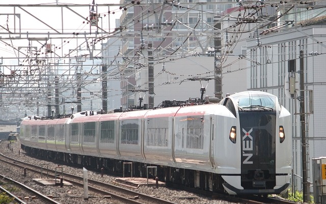 JR東日本は一部の新幹線列車と在来線特急列車で車内販売の営業を終了すると発表した。写真は3月13日で車内販売を終了する『成田エクスプレス』。