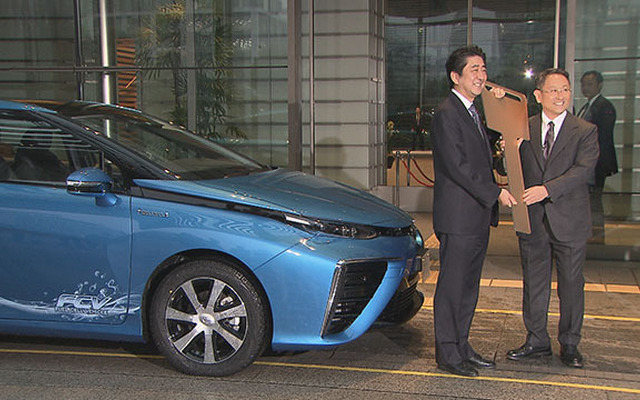首相官邸で行われた『MIRAI』の納車式