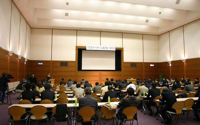 ITSスマートモール報告会・デモ展示会を実施