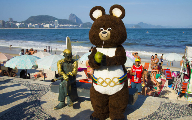 コパカバーナ海岸とリオ五輪のマスコット