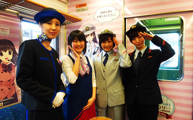 栗橋あかな、鬼怒川みやび、栗橋みなみ（右）にふんするミス栗橋・ミス鬼怒川。左は車内コンシェルジュ（鉄道むすめスカイツリートレイン出発式、2015年1月17日、東武鉄道大宮駅）