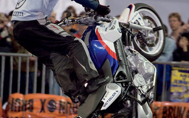 クリスチャン・ファイファー、BMW F800Sでスタントを披露
