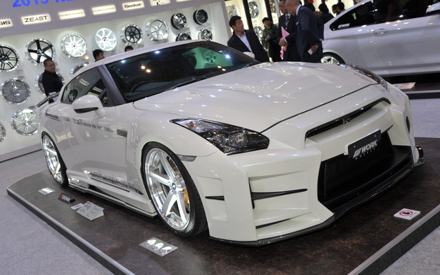 WORK、ZEAST ST2を装着したGT-Rを展示（東京オートサロン15）