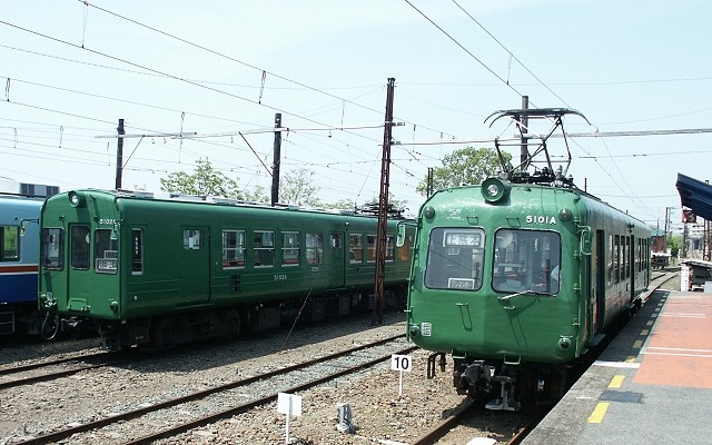 熊本電鉄5000系電車の5101A（右手前）と5102A（左奥）。2両とも老朽化が進んでおり、5102Aは本年度中に引退する。