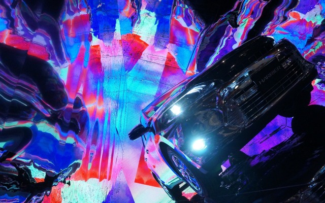 世界最大級の万華鏡と全面鏡張りの『ミラーハリアー』を組み合わせたインスタレーション「Kaleidoscope with Mirror HARRIER」