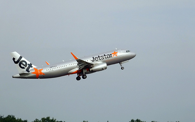 熊本空港を離陸するジェットスター・ジャパンA320（JA11JJ）