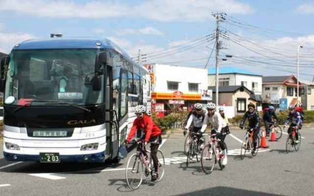 国際興業が運行する「サイクリングバスツアー」は景色のよい場所だけサイクリングを楽しむことで人気