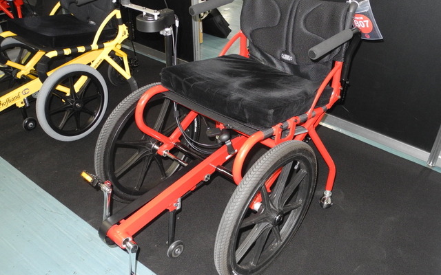 TESSの足こぎ車いす「プロファンド」