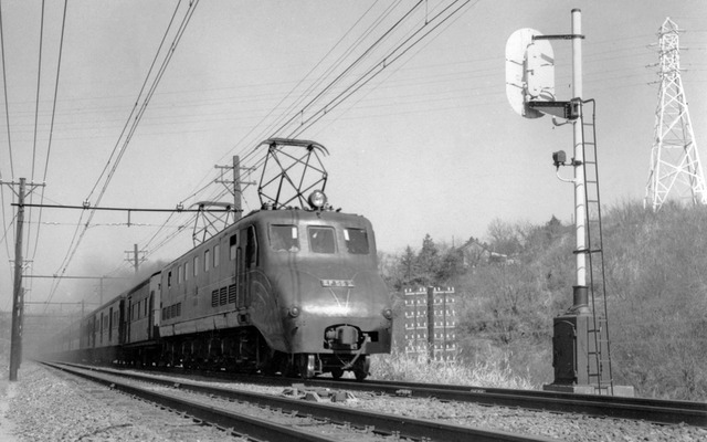 東海道本線で旅客列車を牽引していた頃のEF55形。流線型の独特なスタイルが特徴だった。
