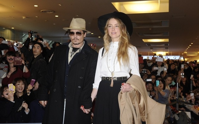 羽田空港に降り立ったジョニー・デップと婚約者のアンバー・ハード